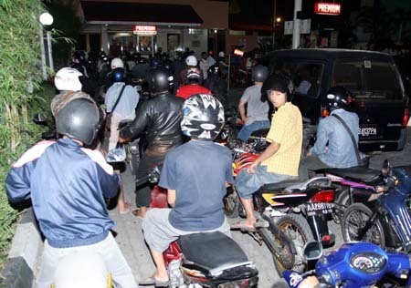 Ratusan Kendaraan Antre di SPBU 24 Jam di Samarinda Tiap Malam