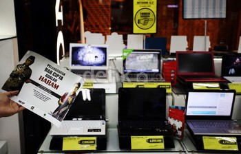 Direktorat Jenderal Hak Kekayaan dan Intelektual menempelkan poster-poster anti pembajakan di sejumlah toko di Mall Taman Anggrek.