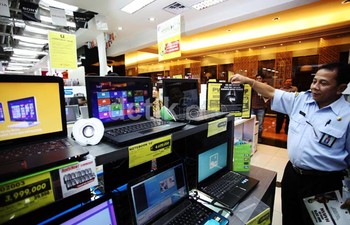 Mereka juga menempelkan poster tentang bahayanya software bajakan.