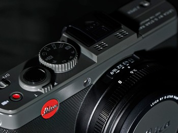 Ya, lagi-lagi Leica menggoda pecinta fotografi dengan menggelontorkan kamera edisi terbatas. Menggandeng  G-Star Raw, Leica memadukan kualitas foto yang baik dengan tampilan kamera yang stylish. (kredit foto: Cnet)
