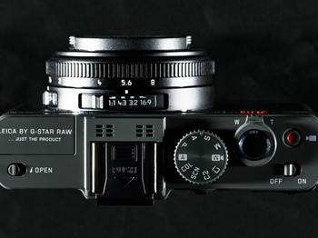 Urusan spesifikasi, kamera ini tidak jauh berbeda dengan Panasonic Lumix LX7. D-Lux 6 Edition by G-Star RAW dipasangkan dengan lensa Summilux f/1.4-2.3 dan sensor CMOS 1/1.7 inch 10.1 MP. (kredit foto: Cnet)