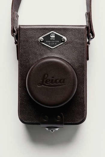 Tak hanya balutan bodinya yang memiliki motif berupa dot, casing dan strapnya juga dibuat custom dengan bahan kulit. (kredit foto: Cnet)