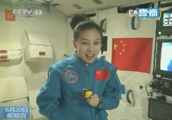 Astronot Wanita China Mengajar Siswa Sekolah dari Luar Angkasa