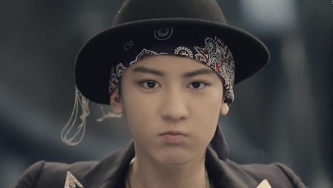 5 Idola KPop Ini Pakai Scarf di Video Musik