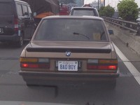 Memodifikasi pelat nomor dengan mengubah susunan dan letak aja dilarang dan ditilang, tapi masih banyak yang tetap melakukannya. Apakah pelanggaran ini bisa ditilang juga? (Foto Sastra).