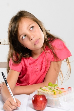 Inilah Alasan Mengapa Si Kecil Malas Makan Bekalnya di Sekolah!