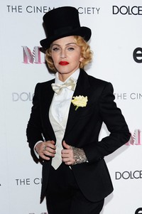 Di acara premiere yang digelar di New York, Madonna tampil mengenakan tuxedo dari Dolce & Gabbana. Dimitrios Kambouris/Getty Images/AFP.