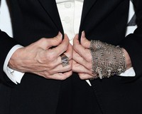 Kesan glamor terpancar lewat sarung tangan berlian dari Jacob & Co yang bertahtakan berlian 17 karat. Dimitrios Kambouris/Getty Images/AFP.     