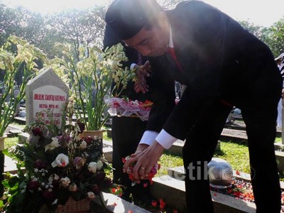 Jokowi Nyekar ke TMP Kalibata