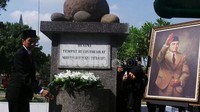 Jokowi juga sempat mendatangi makam Mohamad Hoesni Thamrin. Mulya Nurbilkis/detikNews.