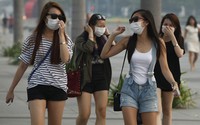 Warga pun harus memekai masker untuk beraktivitas. REUTERS/Edgar Su.