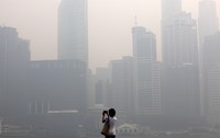 Keindahan gedung-gedung pencakar langit di pun jadi hilang. REUTERS/Edgar Su.