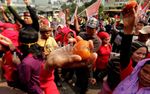 Demo BBM, Kantor Jero Wacik Dilempar Tomat