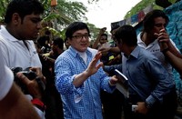 Jackie Chan mengunjungi Smile Foundation Community di New Delhi. AFP PHOTO/Manan Vatsyayana.