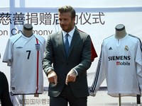 Atlet yang baru saja pensiun dari dunia sepakbola ini mendonasikan jersey tim yang dipakai selama kariernya. AFP PHOTO/Goh Chai Hin.