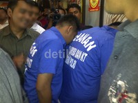 Dari penangkapan itu, polisi mengamankan serbuk kristal yang diduga sabu seberat 0,3 bruto, H5 dan satu setengah butir tablet yang diduga narkotika jenis ekstasi warna hijau.