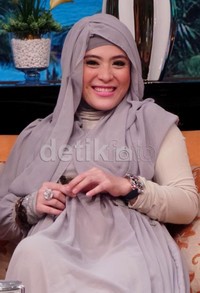 April Jasmine saat ditemui di acara Show Imah di Gedung Trans TV,    Kapten Tendean, Jakarta Selatan, Rabu (19/6/2013). Desi/detikHOT.