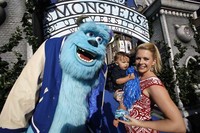 Aktris Melissa Joan Hart dan sang anak eksis berfoto dengan monster berbadan besar Sulley Sullivan. REUTERS/Mario Anzuoni.