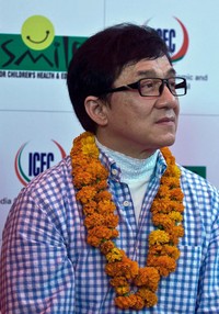 Jackie memakai karangan bunga Marigold. AFP PHOTO/Manan Vatsyayana.