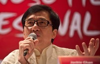 Jackie Chan terlihat menyapa para fans saat tiba di Festival Film China di New Delhi, India. AFP PHOTO/Manan Vatsyayana.