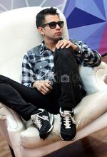 Gaya Cool Raffi Ahmad Berkacamata Hitam