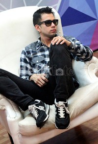 Raffi Ahmad tampil dengan kemeja kotak-kotak, celana dan sepatu hitamnya. Gus Mun/detikHOT.