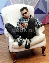 Raffi asyik dengan handphone-nya. Gus Mun/detikHOT.