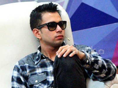 Gaya Cool Raffi Ahmad Berkacamata Hitam