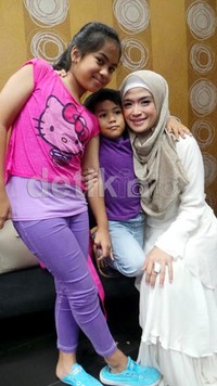 Yulia Rachman ditemani dua anaknya yakni Kayla Aura Fabhian dan Kiandra Aldya Arka. Desi/detikHOT.