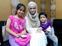 Senyuman Yulia Rachman dan kedua anaknya. Desi/detikHOT.