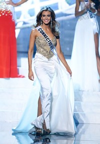 Erin tampak sangat percaya diri saat berlenggak-lenggok di atas panggung di malam penganugerahan Miss USA, pada 16 Juni lalu, di  Planet Hollywood Resort & Casino. (Ethan Miller/Getty Images/AFP).
