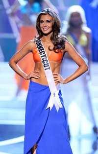 Mengenakan bikini berwarna oranye, Erin sukses memukau para juri. (Ethan Miller/Getty Images/AFP).