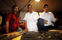 Gita Wirjawan mengunjungi stand milik gitaris Padi, Piyu yang memiliki label merk Nushock.