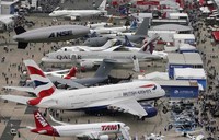    Dalam Paris Air Show, sejumlah perusahaan penerbangan memburu pesawat-pesawat terbaru yang dikeluarkan 2 produsen pesawat terbesar tersebut. REUTERS/Pascal Rossignol.