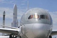 Boeing bahkan meluncurkan versi terbaru pesawat 787 Dreamliner yang lebih besar dari versi sebelumnya dan membuat Boeing kebanjiran order. REUTERS/Pascal Rossignol.