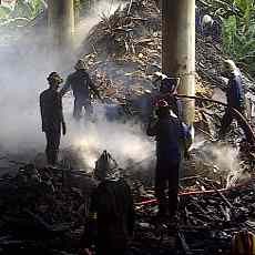 Tumpukan Kayu dan Sampah di Bangunan Mangkrak Embong Malang Terbakar