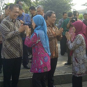 Usai Apel Perdana, Ribuan PNS Antre Menyalami Deddy Mizwar