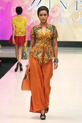 Jakarta, Indonesia - 17 Mei. Arie Goje Lestari. Denpasar Endek. Jakarta Fashion & Food Festival 2013 at Grand Ballroom Harris Hotel. Kelapa Gading. 17 Mei 2013. Jakarta. [Foto: Mohammad Abduh/Wolipop]