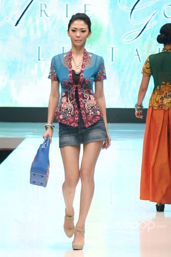 Jakarta, Indonesia - 17 Mei. Arie Goje Lestari. Denpasar Endek. Jakarta Fashion & Food Festival 2013 at Grand Ballroom Harris Hotel. Kelapa Gading. 17 Mei 2013. Jakarta. [Foto: Mohammad Abduh/Wolipop]