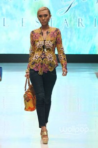 Jakarta, Indonesia - 17 Mei. Arie Goje Lestari. Denpasar Endek. Jakarta Fashion & Food Festival 2013 at Grand Ballroom Harris Hotel. Kelapa Gading. 17 Mei 2013. Jakarta. [Foto: Mohammad Abduh/Wolipop]