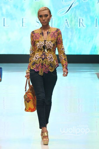 Jakarta, Indonesia - 17 Mei. Arie Goje Lestari. Denpasar Endek. Jakarta Fashion & Food Festival 2013 at Grand Ballroom Harris Hotel. Kelapa Gading. 17 Mei 2013. Jakarta. [Foto: Mohammad Abduh/Wolipop]