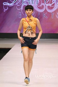 Jakarta, Indonesia - 17 Mei. Dewi Estede Balikyut. Denpasar Endek. Jakarta Fashion & Food Festival 2013 at Grand Ballroom Harris Hotel. Kelapa Gading. 17 Mei 2013. Jakarta. [Foto: Mohammad Abduh/Wolipop]