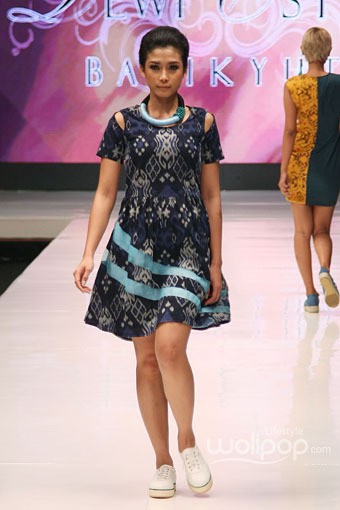 Jakarta, Indonesia - 17 Mei. Dewi Estede Balikyut. Denpasar Endek. Jakarta Fashion & Food Festival 2013 at Grand Ballroom Harris Hotel. Kelapa Gading. 17 Mei 2013. Jakarta. [Foto: Mohammad Abduh/Wolipop]