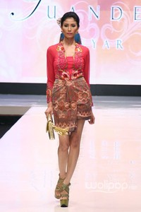 Jakarta, Indonesia - 17 Mei. Juan Dewi Anyar. Denpasar Endek. Jakarta Fashion & Food Festival 2013 at Grand Ballroom Harris Hotel. Kelapa Gading. 17 Mei 2013. Jakarta. [Foto: Mohammad Abduh/Wolipop]