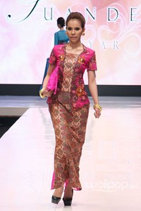 Jakarta, Indonesia - 17 Mei. Juan Dewi Anyar. Denpasar Endek. Jakarta Fashion & Food Festival 2013 at Grand Ballroom Harris Hotel. Kelapa Gading. 17 Mei 2013. Jakarta. [Foto: Mohammad Abduh/Wolipop]