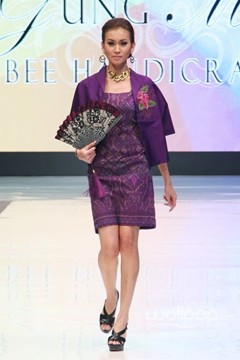Jakarta, Indonesia - 17 Mei. Niki Putra Niki Sri Embroidery. Denpasar Endek. Jakarta Fashion & Food Festival 2013 at Grand Ballroom Harris Hotel. Kelapa Gading. 17 Mei 2013. Jakarta. [Foto: Mohammad Abduh/Wolipop]