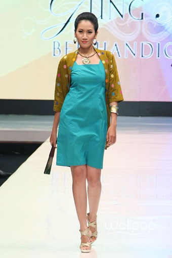 Jakarta, Indonesia - 17 Mei. Niki Putra Niki Sri Embroidery. Denpasar Endek. Jakarta Fashion & Food Festival 2013 at Grand Ballroom Harris Hotel. Kelapa Gading. 17 Mei 2013. Jakarta. [Foto: Mohammad Abduh/Wolipop]