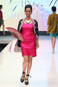 Jakarta, Indonesia - 17 Mei. Niki Putra Niki Sri Embroidery. Denpasar Endek. Jakarta Fashion & Food Festival 2013 at Grand Ballroom Harris Hotel. Kelapa Gading. 17 Mei 2013. Jakarta. [Foto: Mohammad Abduh/Wolipop]