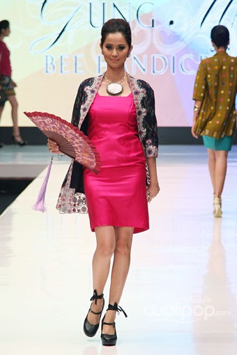 Jakarta, Indonesia - 17 Mei. Niki Putra Niki Sri Embroidery. Denpasar Endek. Jakarta Fashion & Food Festival 2013 at Grand Ballroom Harris Hotel. Kelapa Gading. 17 Mei 2013. Jakarta. [Foto: Mohammad Abduh/Wolipop]