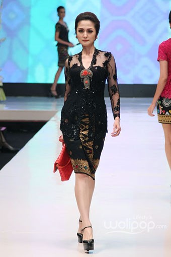 Jakarta, Indonesia - 17 Mei. Niki Putra Niki Sri Embroidery. Denpasar Endek. Jakarta Fashion & Food Festival 2013 at Grand Ballroom Harris Hotel. Kelapa Gading. 17 Mei 2013. Jakarta. [Foto: Mohammad Abduh/Wolipop]